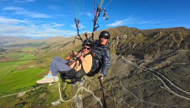 Paragliding Coronet Peak. 7100 meters. Run fast, jump and fly. Come with me!!