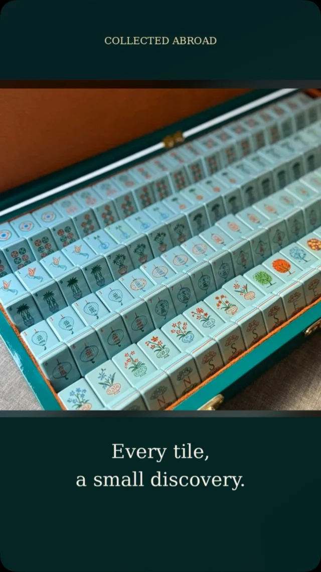 Two koi guard the secret inside Asagi’s hand-painted case. The reveal is coming. 🐟

#AsagiMahjong #BespokeMahjong #AmericanMahjong #HandPaintedInJaipur #CollectedAbroad